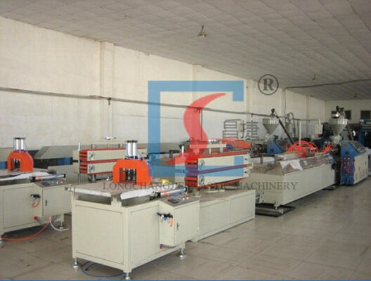 छत पैनल के लिए दो स्क्रू extruder लकड़ी प्लास्टिक बाहर निकालना लाइन